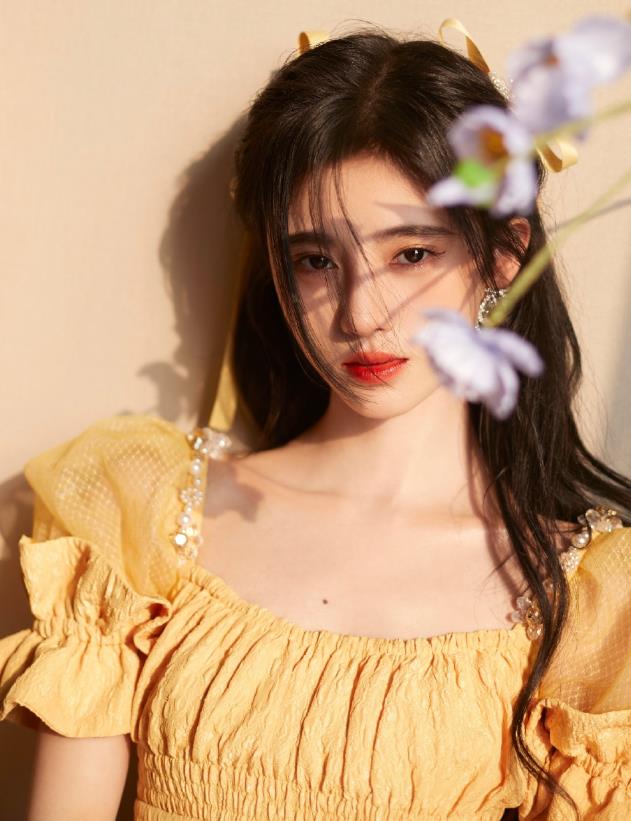 鞠婧祎|鞠婧祎能有一米五？看她与女学生同台表演时，身高对比太真实