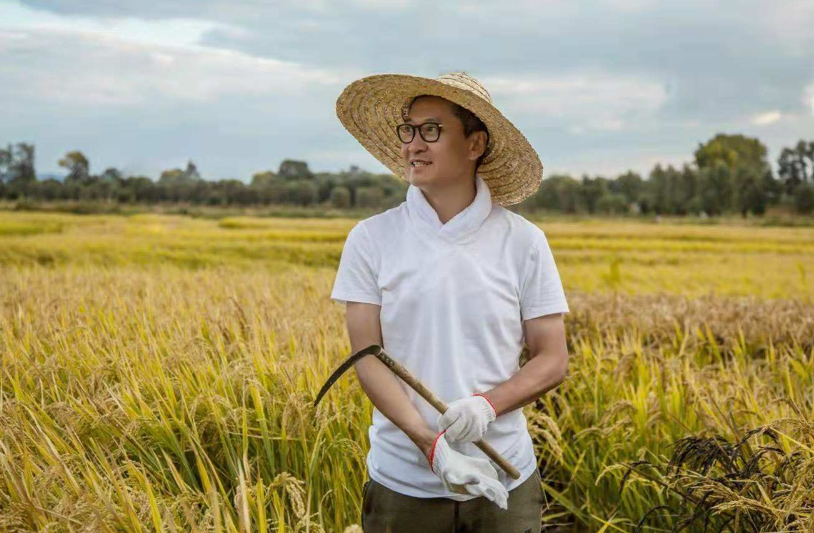 十万个家居为什么|50岁尔康周杰现状：走红后选择归隐，回乡村开农场，过着农夫生活