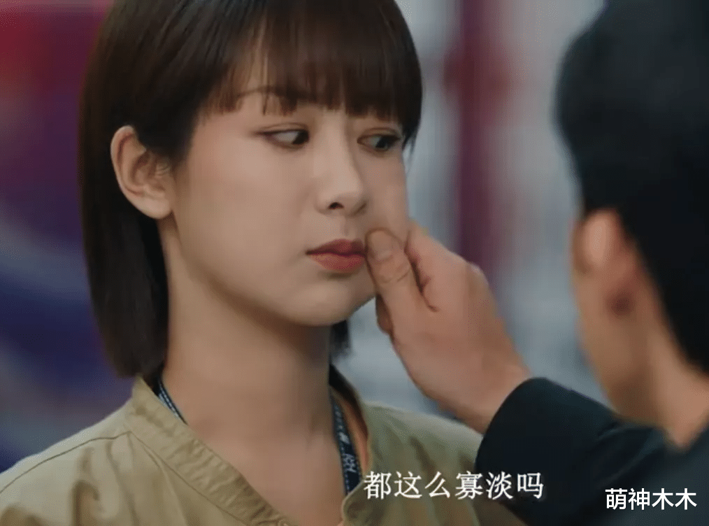 杨紫|杨紫最新生图发福，苹果肌凸起肿胀感明显，粉丝吐槽妆发失败