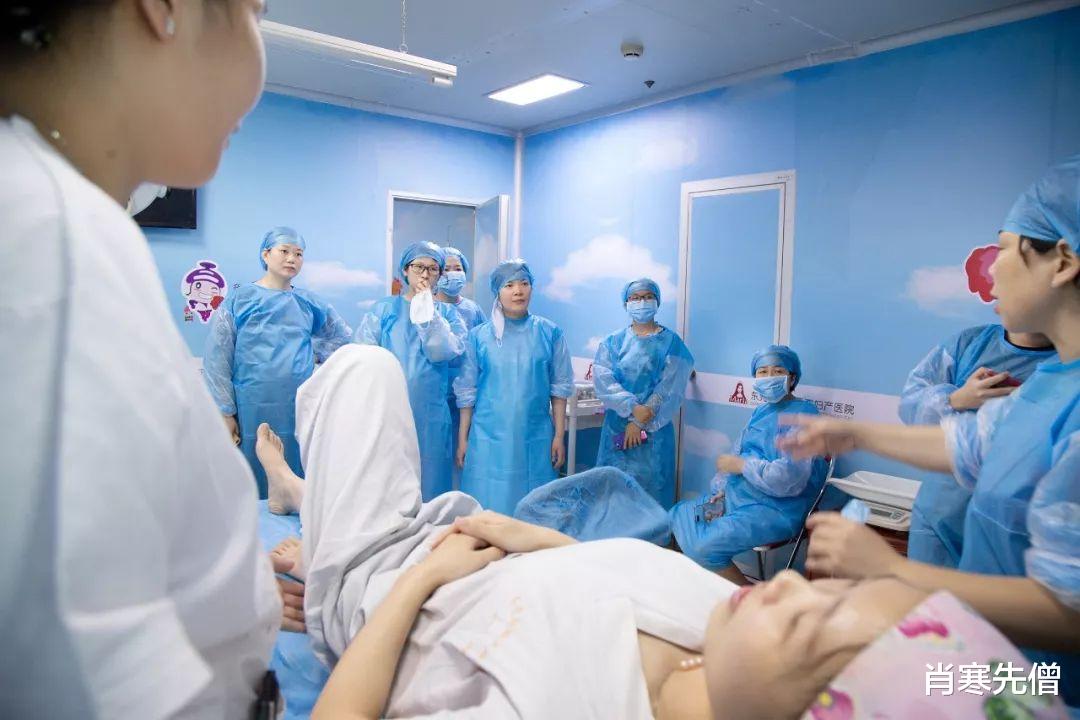陕西37岁女老板爱上小14岁员工,46岁自然受孕生下双胞胎,真羡慕