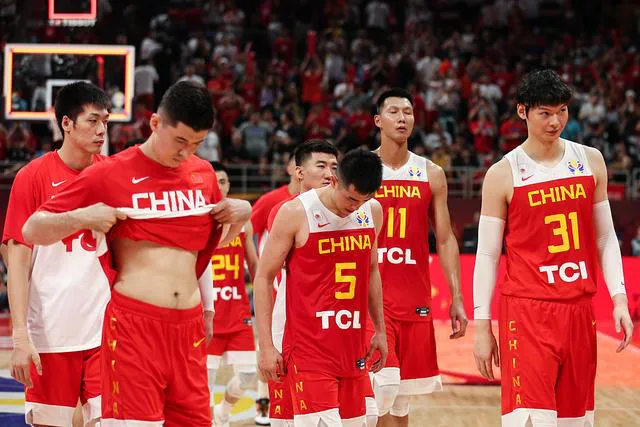 郭艾伦|郭艾伦+阿联退出国家队！男篮落选赛彻底没戏，周琦带队恐输日本