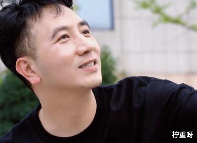 柠重呀 再看林生斌一会穿道服，一会去寺庙拜佛，这到底是什么来头