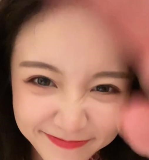 豪门明星|莉哥还清上亿债务复出，颜值依旧却无清纯模样，拼命装嫩令人心酸