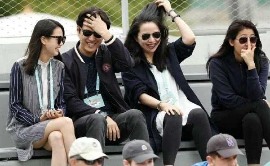 靳东|靳东妻子李佳，晒出近照，打扮低调随性，他们的大儿子实在太帅了