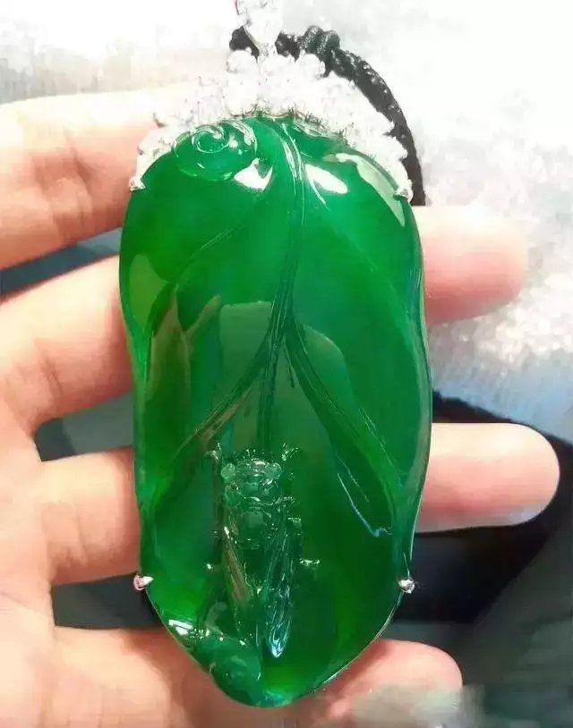 翡翠|土豪20万买下翡翠原石，开出极品帝王绿，价值飙升百万不是梦！