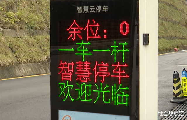 因为没车位,女子停车受阻,一气之下把奔驰车横着停在出入口!