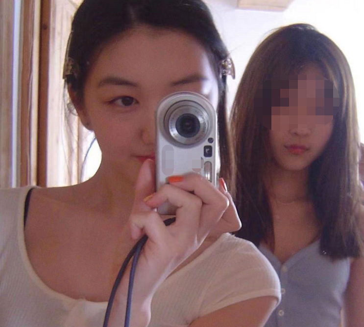 李嫣|15岁李嫣与好友豪宅打麻将！连胡三把手气超好，脚踩毛拖鞋接地气