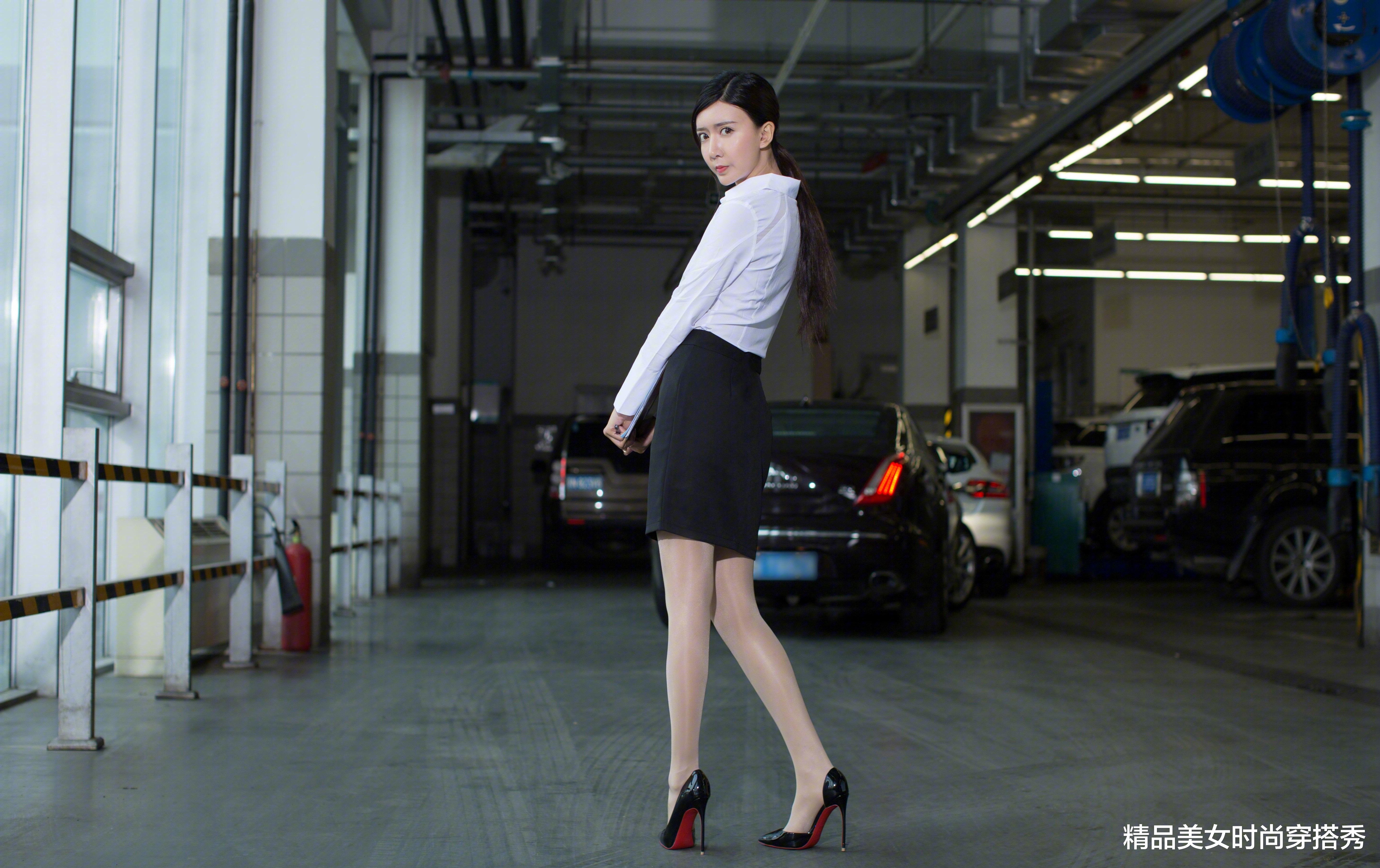 穿衣搭配|经典的白色衬衫搭配黑色的短裙，简约又不失干练