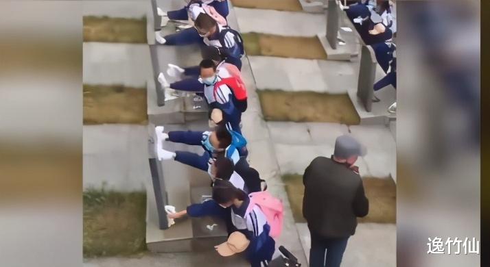 逸竹仙 山河已无恙，吾辈当自强！为弘文中学点赞，把这件事坚持了26年