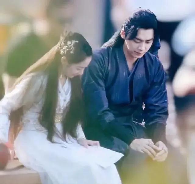 娱乐圈|张若昀接档杨幂成跨年流量担当，李易峰紧随，腾讯s+古偶剧将霸屏