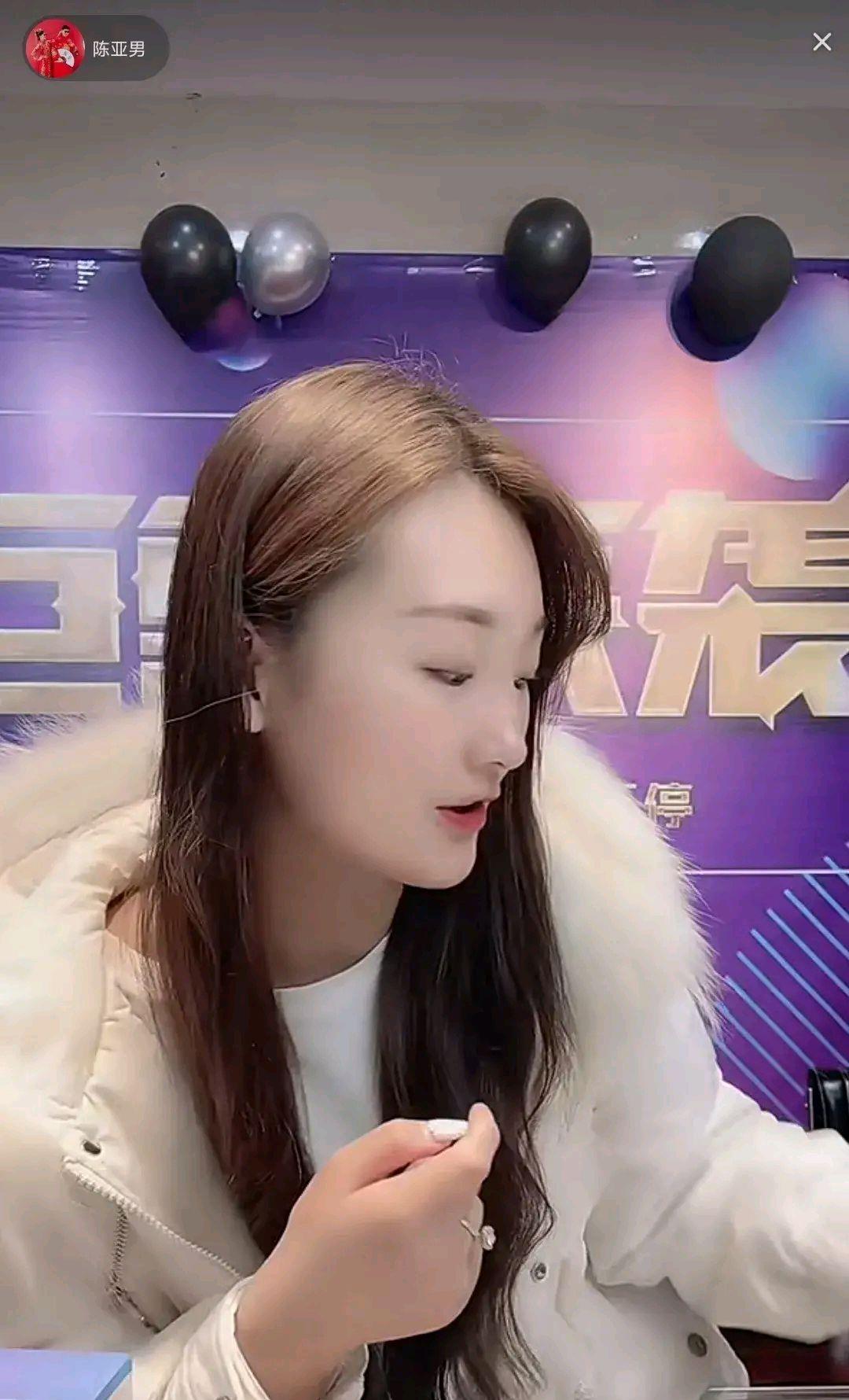 陈亚男|陈亚男卖货受阻？网友喊话产品白送都不要，后发视频低姿态否认