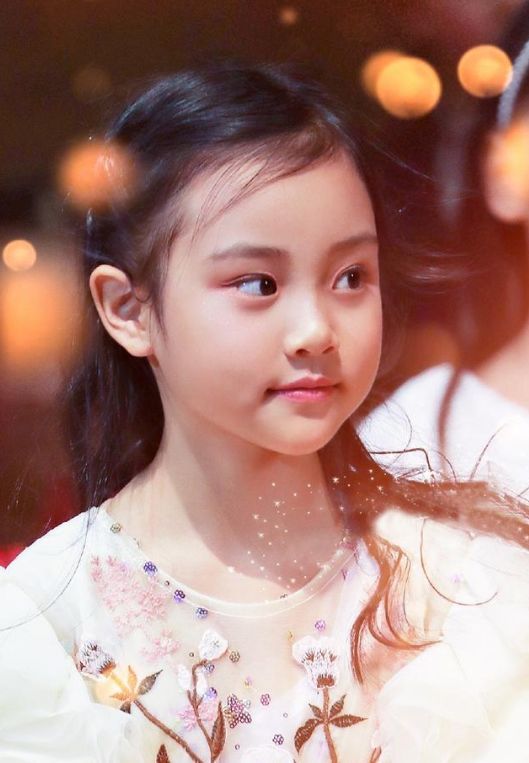 贾云馨|甜馨艺术造型照曝光！化着淡妆穿公主裙长腿尽显，手拿玫瑰气质好