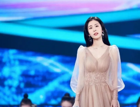 张碧晨|张碧晨带女儿外出吃饭不惧镜头,看清正面网友懵了:这不是那谁