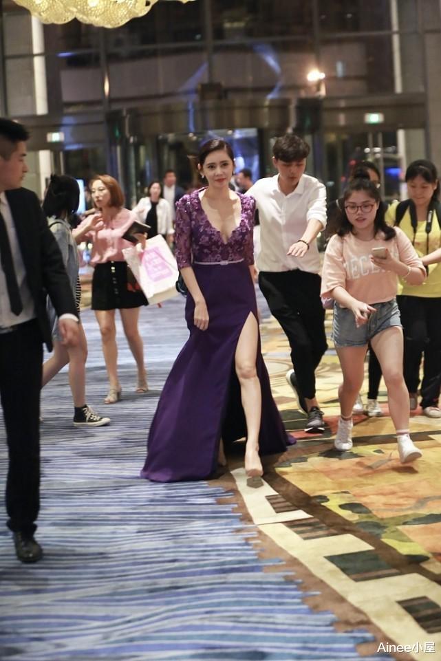 秋瓷炫|秋瓷炫真是风韵犹存的女人,穿紫色长裙温柔妩媚,V领挺加分