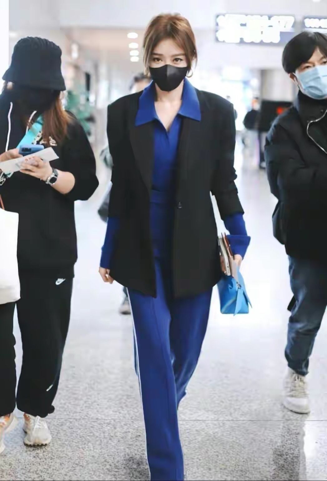 |秦岚走机场不低调，穿3千毛衣配西装气场强，拎7千包一看就是贵妇