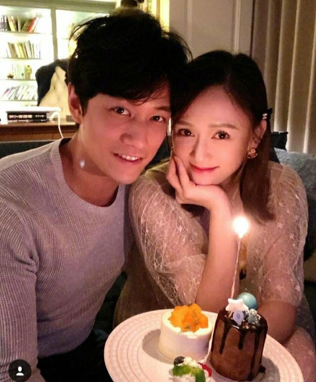 陈乔恩|陈乔恩跟男友艾伦打卡彩绘墙，两人学木头人走路，开心的样子超像小朋友