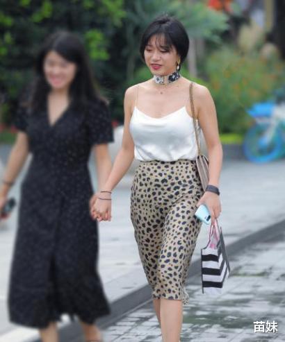 短发|波波头短发美女，吊带衫+豹纹包臀裙，贵妇气质一展无遗