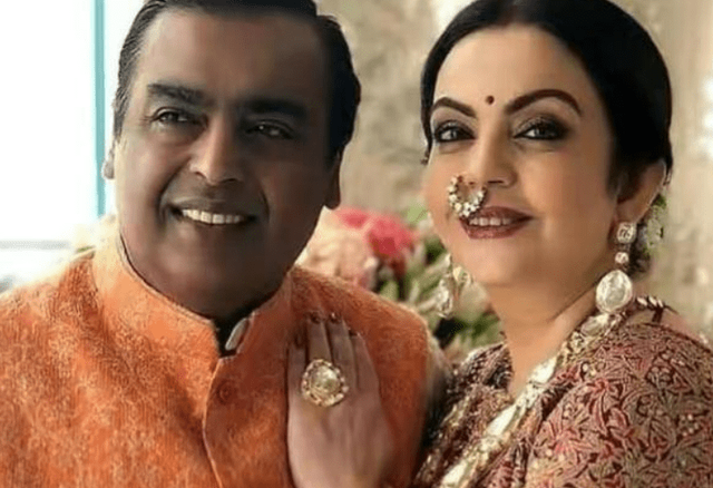 印度 印度首富的夫人有多壕？看她车就明白了，网友：镶的钻可把我堆死