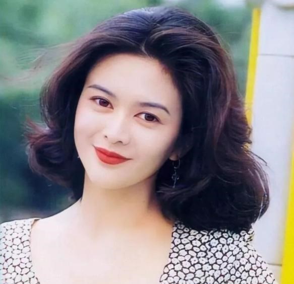 关之琳|59岁关之琳给狗梳毛，淡妆出镜脸上不显皱纹，打扮休闲腿又细又长