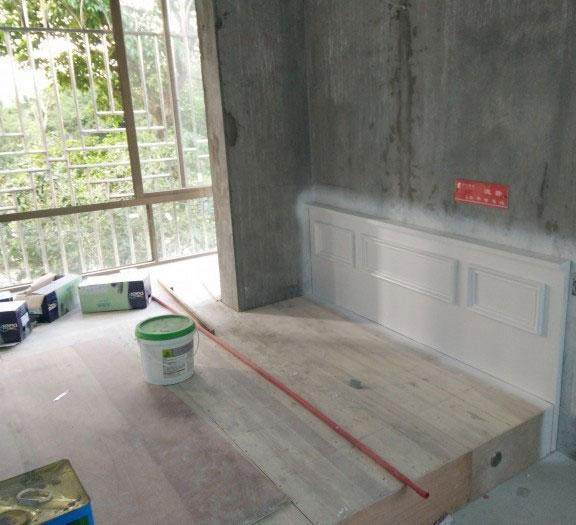 新房装修中，木工加班加点20天做完满屋子家具，工钱17300贵吗？