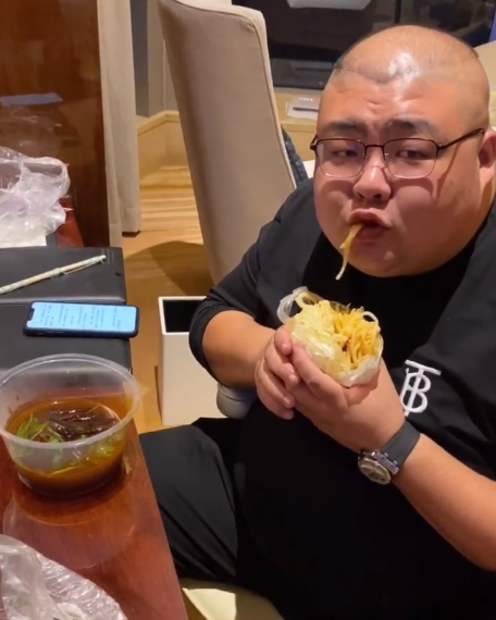 红雨|泡泡龙去世年仅29岁，被爆患有抑郁症，经常因这幅长相怨天尤人