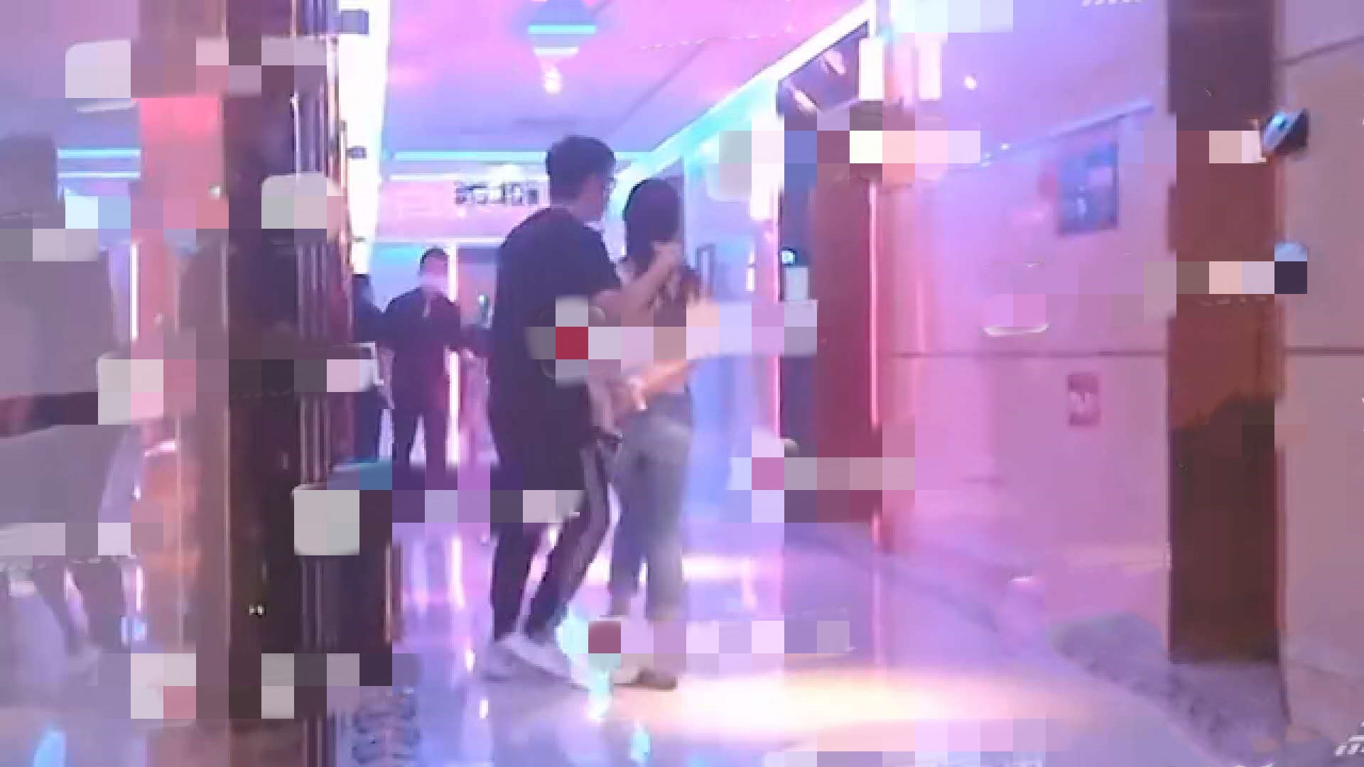 李湘|李湘晒和女儿同框美照，瘦出尖下巴衣服松垮，11岁王诗龄撞脸爸爸