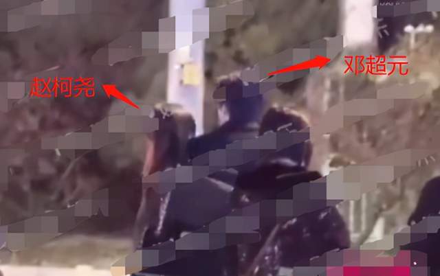 邓超元|24岁邓超元片场拍亲密戏！单手脱衣气氛暧昧，一旁导演耐心指导