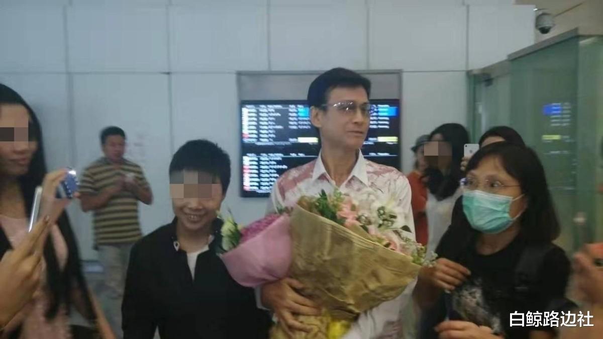 郑少秋|74岁郑少秋现身机场！瘦骨嶙峋难掩儒雅气质，被粉丝热情包围送花