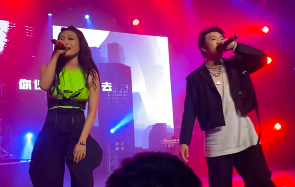 谢大脚|26岁说唱冠军官宣分手，10天前才向女友表白，两人公开搂抱秀恩爱