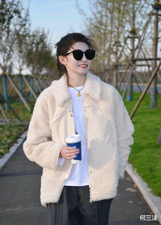 何三沫 扮嫩不丢人,但前提是要穿对了,可以尝试休闲类的羊羔毛外套穿搭