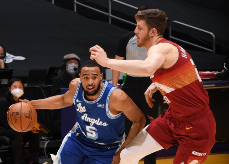 湖人隊(duì)|湖人小將正式上位！轟17+3+3斷助隊(duì)大逆轉(zhuǎn)，沃格爾變招獲奇效