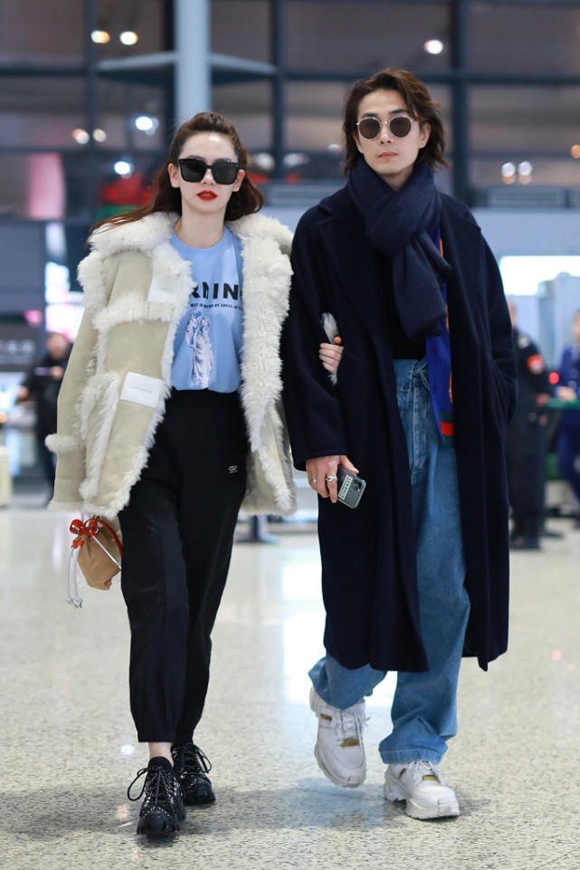 白小白的衣橱 戚薇和韩国老公跟走T台似的，俩人穿得都很“韩范儿”，太靓了