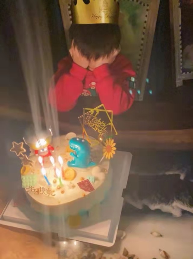 电视剧|陈晓陈妍希居家给儿子庆生，透露小星星今年有三个奥特曼蛋糕，童趣十足