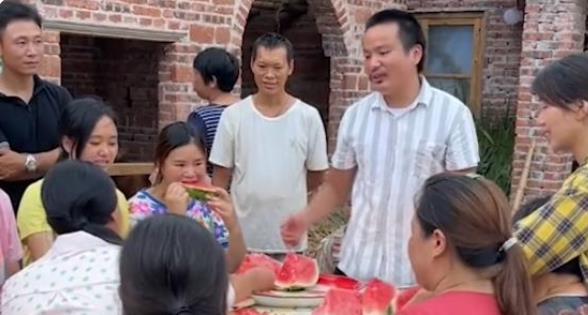 带货|牛爱芳的小春花：憨厚形象是假的？旧视频剧本被扒，网友坐不住了