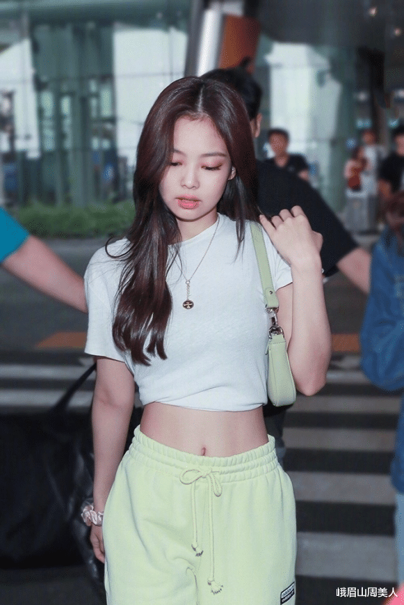 峨眉山周美人|别只会穿中性风了！今夏流行“运动风”，时髦舒适，关键还显瘦