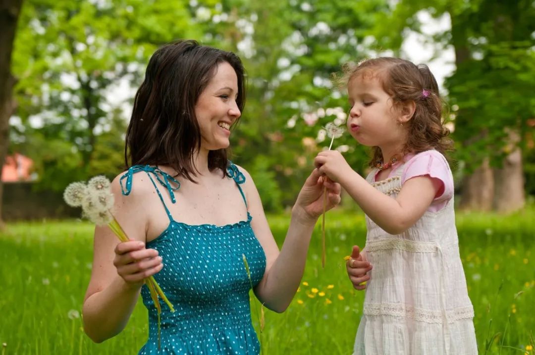 C媽學堂 媽媽帶娃坐火車給娃買6張票被稱霸座，帶娃出門會遇到哪些難題？