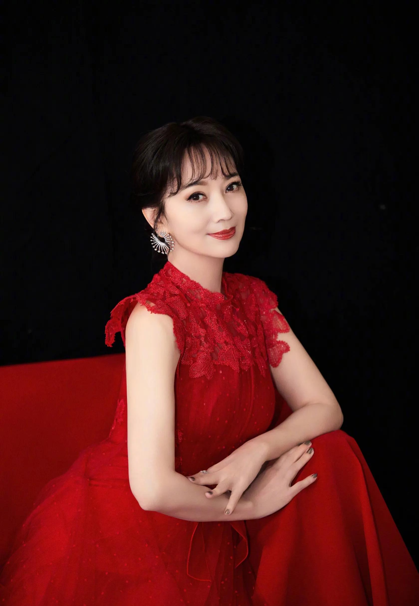 何炅|岁月不败美人，不老女神“白素贞”赵雅芝近况，艳丽依旧，端庄去初