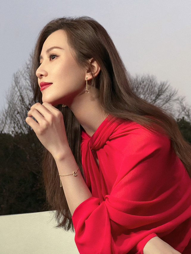 杨幂|刘诗诗新年第一照彻底封神！穿“中国红”裙大爆火，涂红唇显港风范