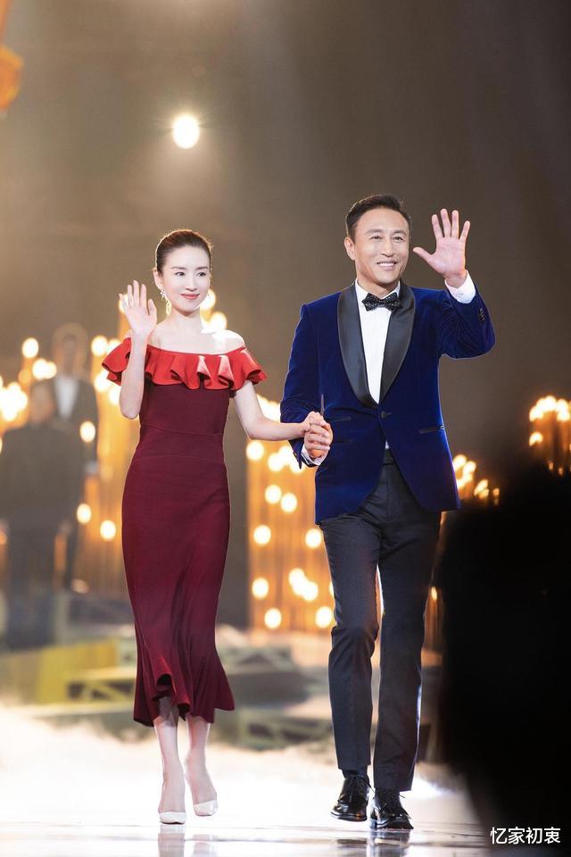 董洁|董洁《浪姐2》首秀太惊艳，穿娃娃裙跳木偶舞，一旁那英直夸厉害