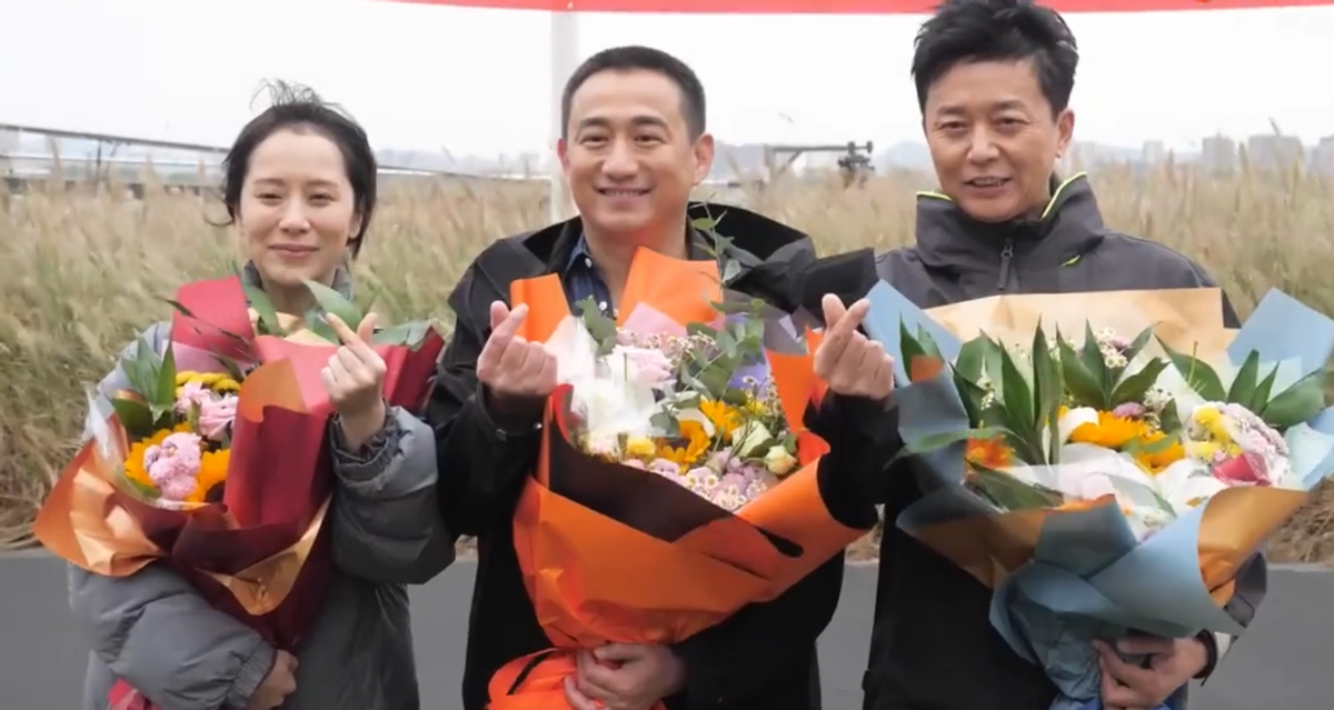 梅婷|梅婷黄磊首次演夫妻！拍亲密戏份意外笑场，晒杀青合照黑眼圈重