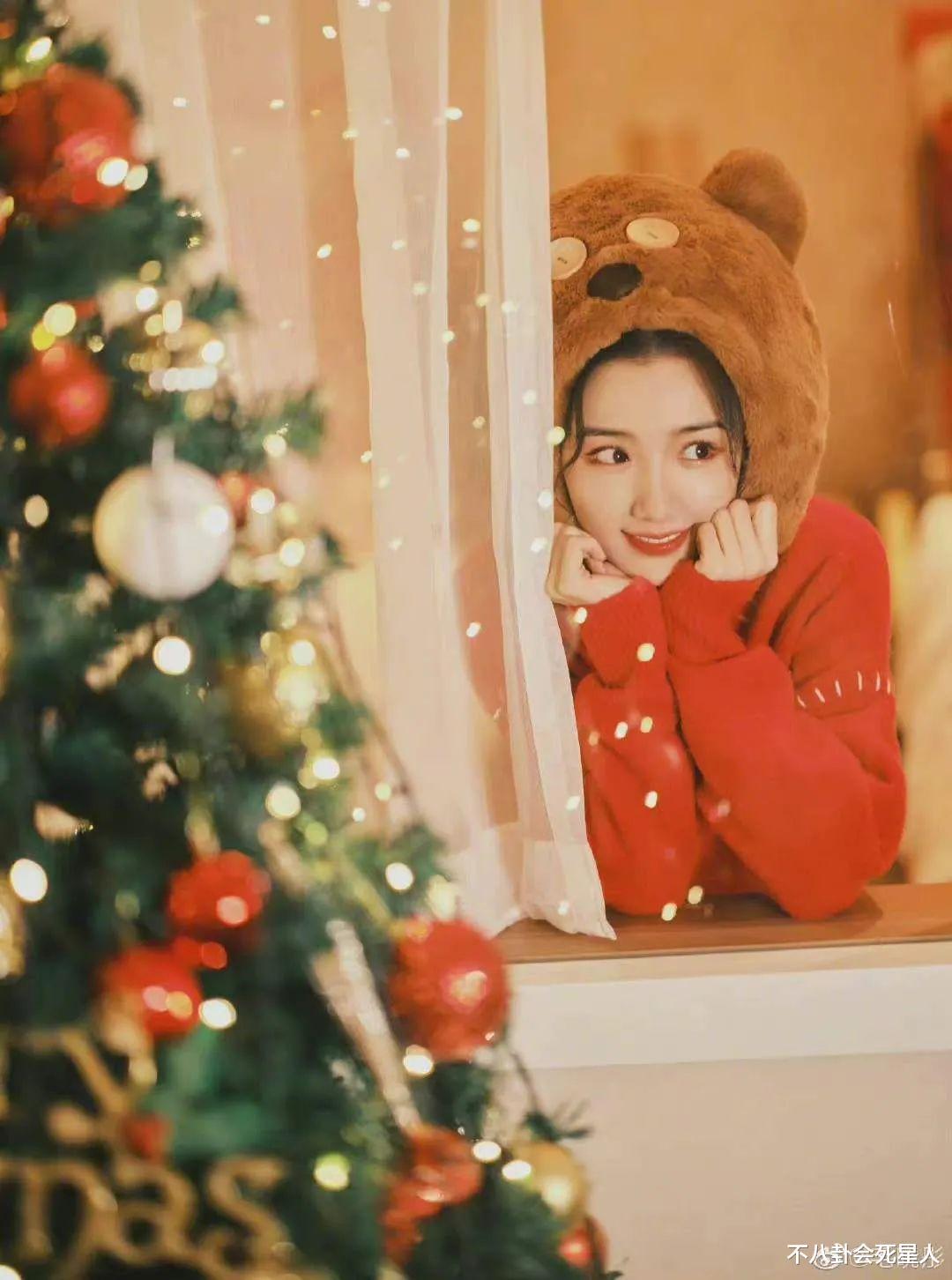 圣诞节|?10位女星圣诞照：宋祖儿低领红裙，沈月雀斑妆，鞠婧祎靠发量取胜