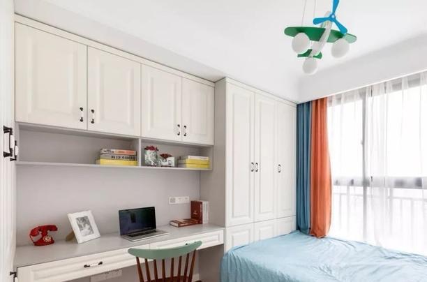 卧室里安装榻榻米，开关插座怎么预留？还要预留其它电源吗？