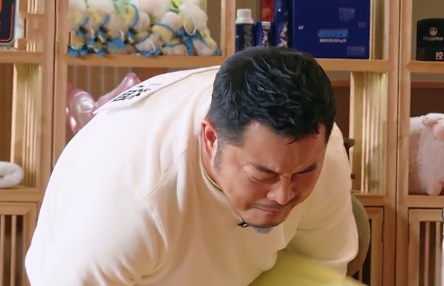 周洁琼|黄旭熙突然躺倒在她身上，周洁琼的“反应”让人心疼，不红的心酸