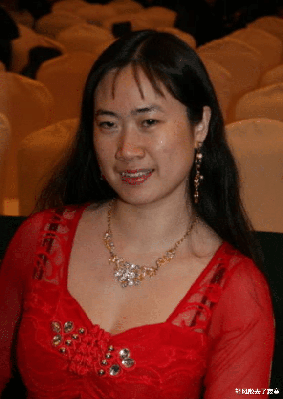 凤姐|两大网红鼻祖的毁灭史：无人敢娶的富婆，不敢回国的流浪女