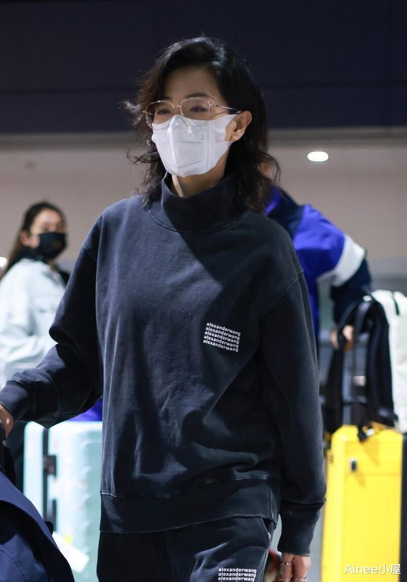 Ainee小屋 万茜咋有点“油”了，穿深蓝色运动套装挺休闲，但发型一言难尽