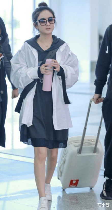 蓓小西|赵丽颖的早秋造型太成功,休闲外套配连帽卫衣,松松搭配真时髦