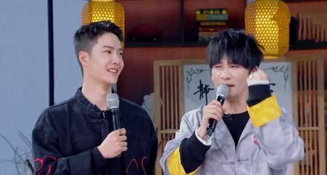 王一博|王一博录节目不自觉提裤子，动作迷人引女粉尖叫，不愧是白牡丹