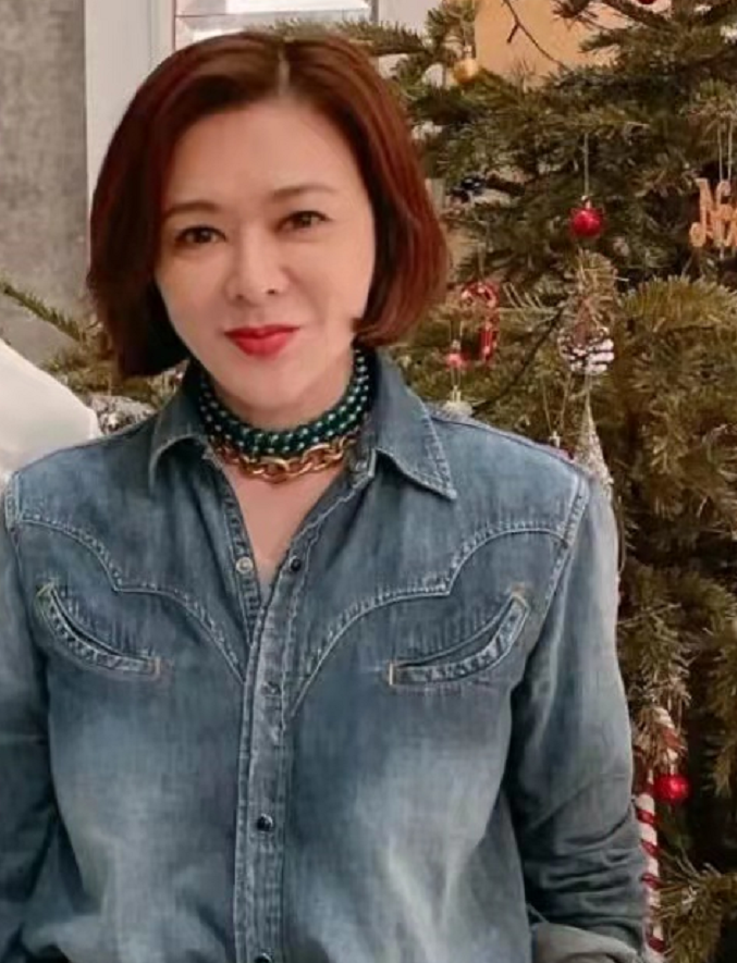 关之琳|59岁关之琳美颜也藏不住老态！穿牛仔扮嫩身材辣，近照不如王祖贤