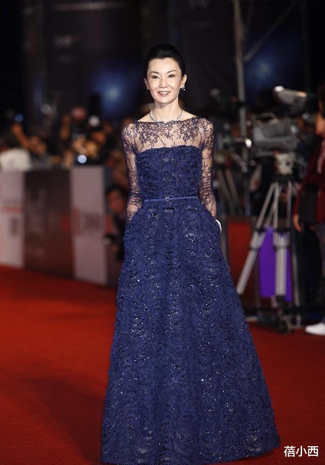 蓓小西|张曼玉巨星气场太强了，穿白色斜肩连衣裙走红毯，56岁气质很惊艳