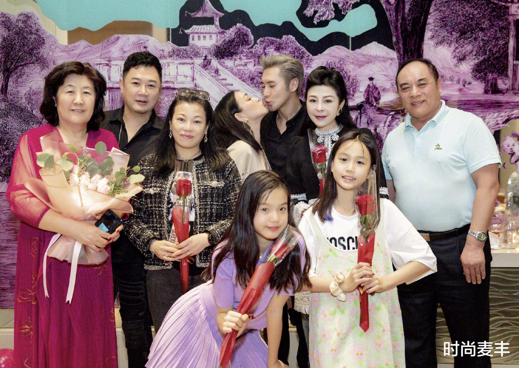 张伦硕|钟丽缇张伦硕合影秀恩爱，注意到女儿的表情了吗？两人太年轻了吧